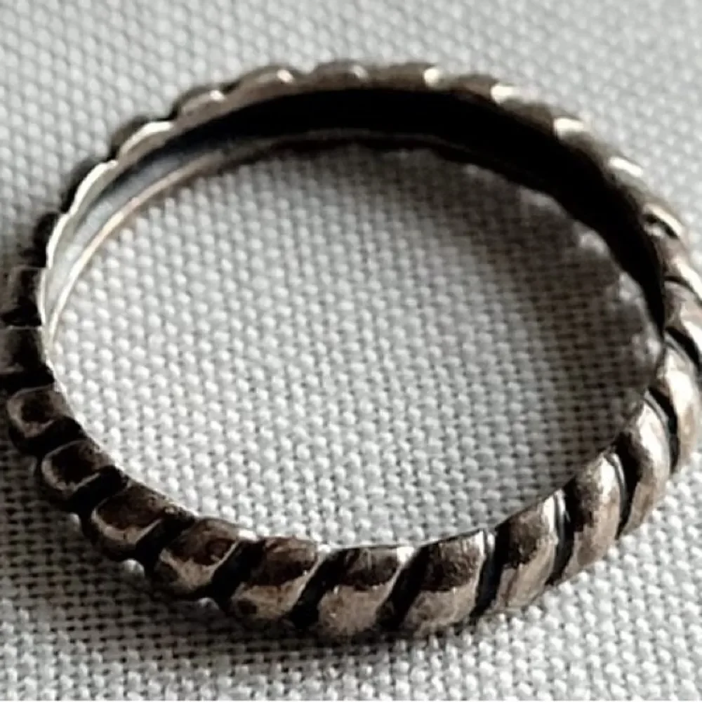 Vintage Sterling Silver Twisted Band Ring. Size 5.75.